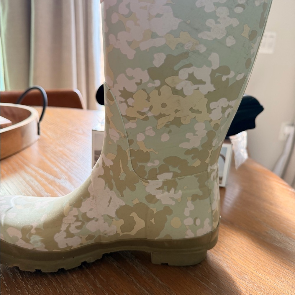 Hunter Original Short Floral Camo Print Rain Boots
Size 8
Like new w/o box - Picture 5 of 9